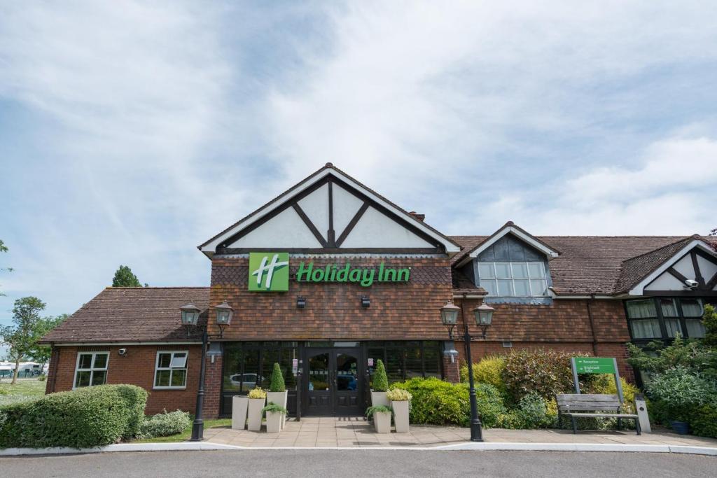 ein Gebäude mit einem Schild auf der Vorderseite in der Unterkunft Holiday Inn Reading West, an IHG Hotel in Reading