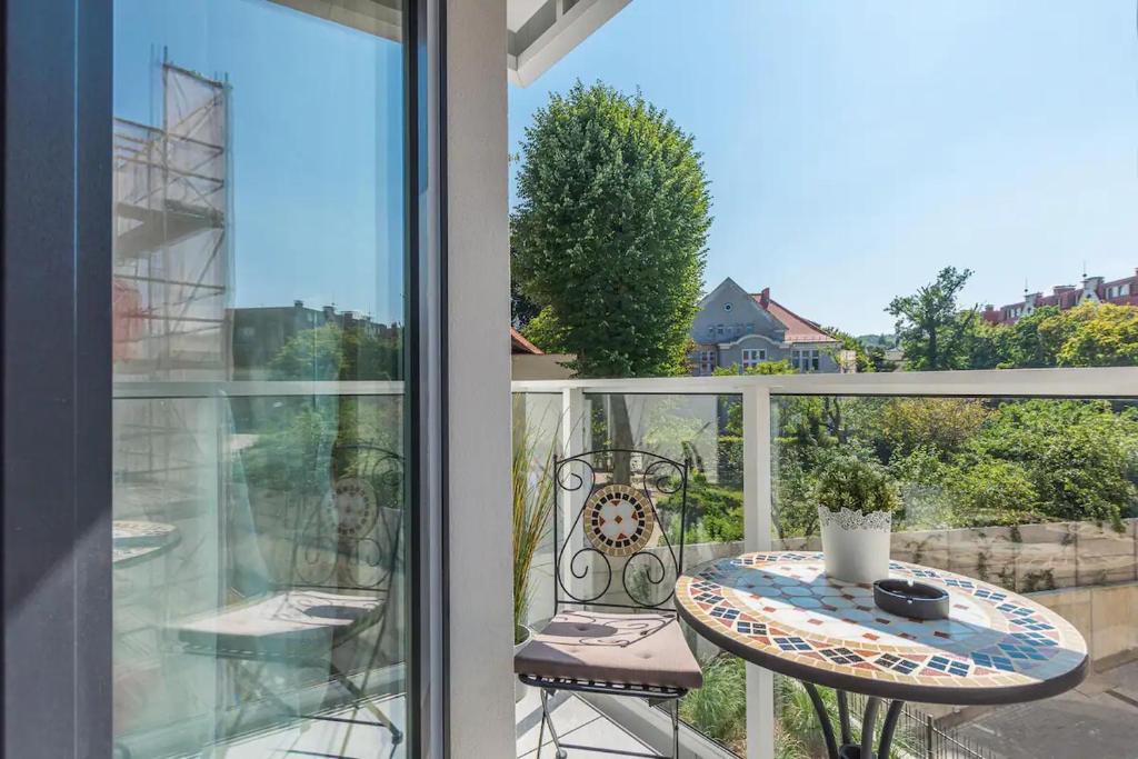un balcone con tavolo e sedie su un patio di Golden Apartments Gdansk&K2A a Danzica