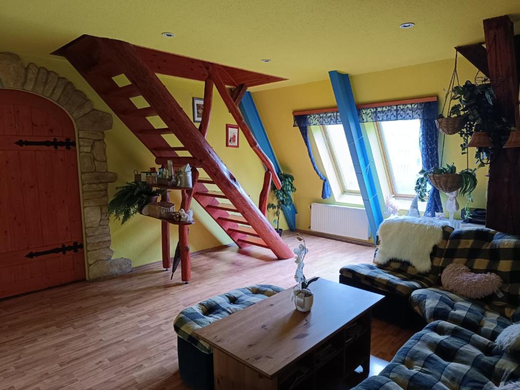 uma sala de estar com um sofá e uma mesa em 7x24 Central Hostel em Budapeste