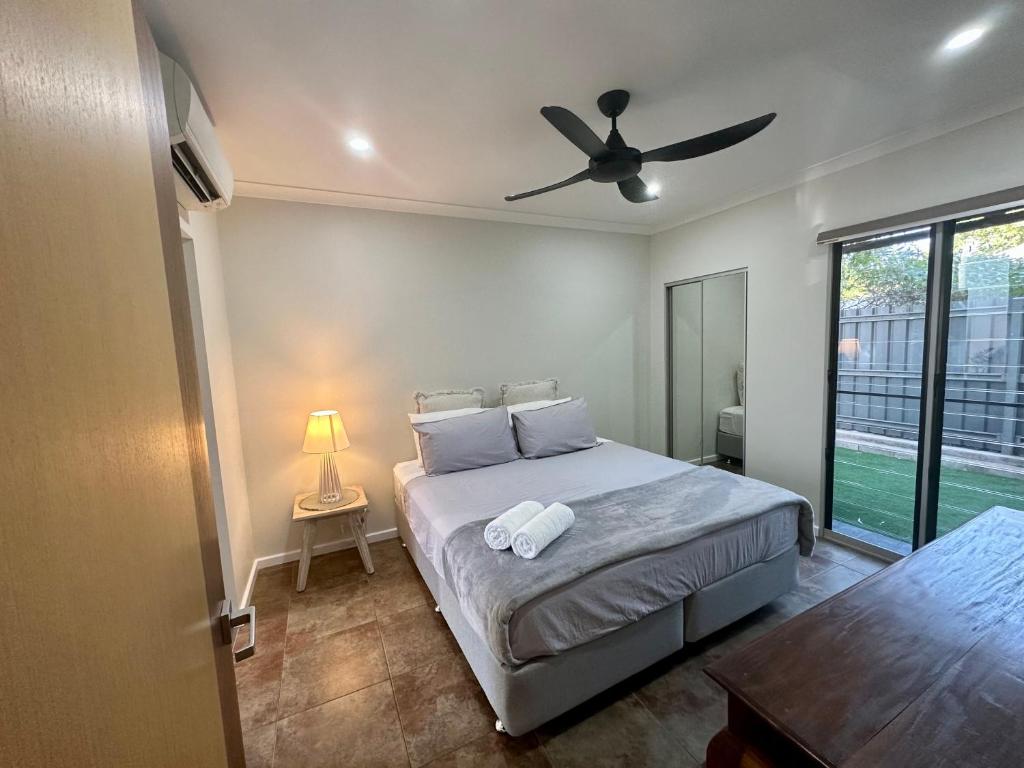 Säng eller sängar i ett rum på Broome Airport Stay-z