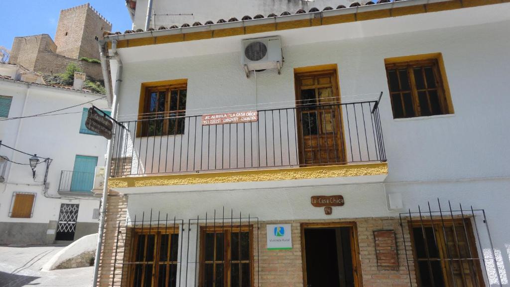 ein weißes Gebäude mit einem Balkon darauf in der Unterkunft Casa Chica in Cazorla