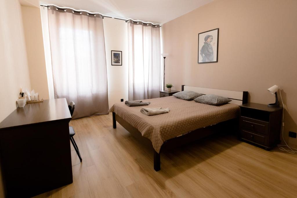 sypialnia z łóżkiem i komodą w obiekcie Hidden Peak Guestrooms w Warszawie