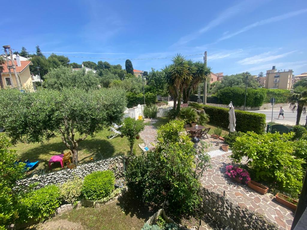 a garden with trees and shrubs and plants at Casa Matilde e Aurora GIARDINO e POSTO AUTO in Sirolo