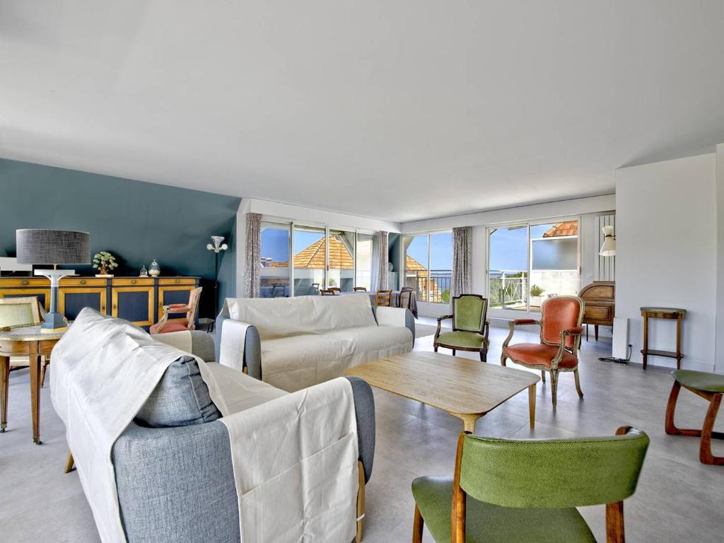 un salon avec un canapé, des tables et des chaises dans l'établissement Appartement 4 chambres avec terrasse et parking à Arcachon, accès direct aux plages - FR-1-433-28, à Arcachon