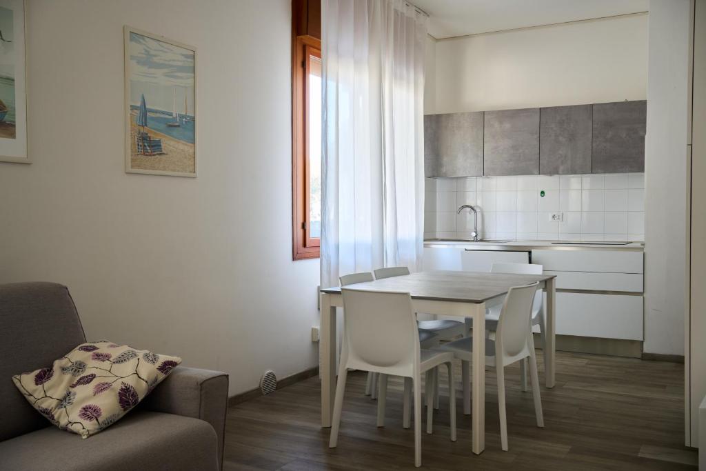 Kuchyňa alebo kuchynka v ubytovaní Appartamenti Diplomatic-Residence Fronte mare-Piazza Torino-Lido di Jesolo
