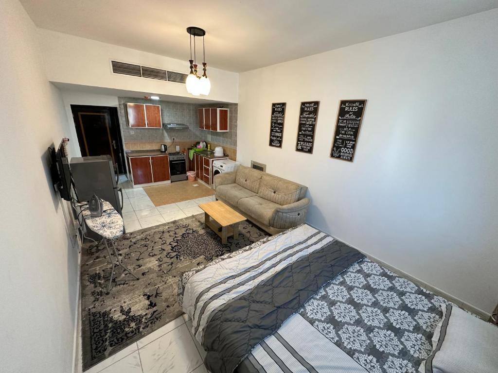 Voodi või voodid majutusasutuse Apartment in Ajman,Studio flat toas