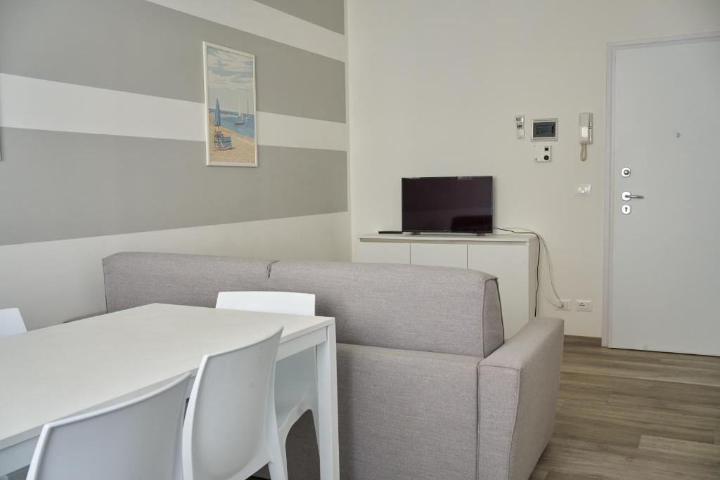Televízia a/alebo spoločenská miestnosť v ubytovaní Appartamenti Diplomatic-Residence Fronte mare-Piazza Torino-Lido di Jesolo