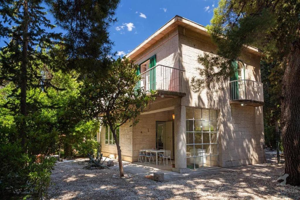 una casa con un balcón en el lateral. en Villa Linda, en Split