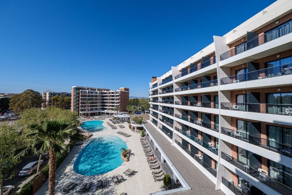 een luchtzicht op een hotel met een zwembad bij Hotel California Garden in Salou