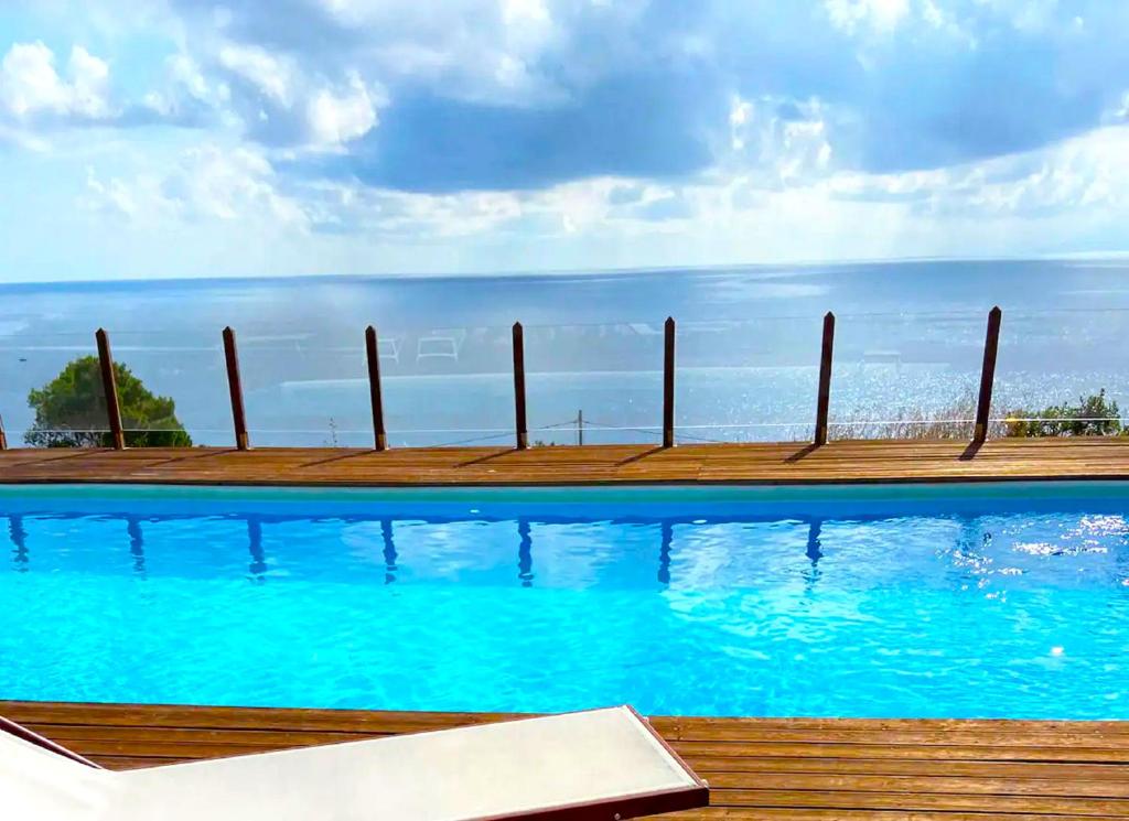una piscina con vistas al océano en Gelsomino Sea View Suite & Spa en San Vito lo Capo