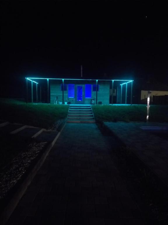 ein Gebäude mit blauem Licht in der Nacht in der Unterkunft Sauna Fifty Rekreációs Szaunapark in Vaszar