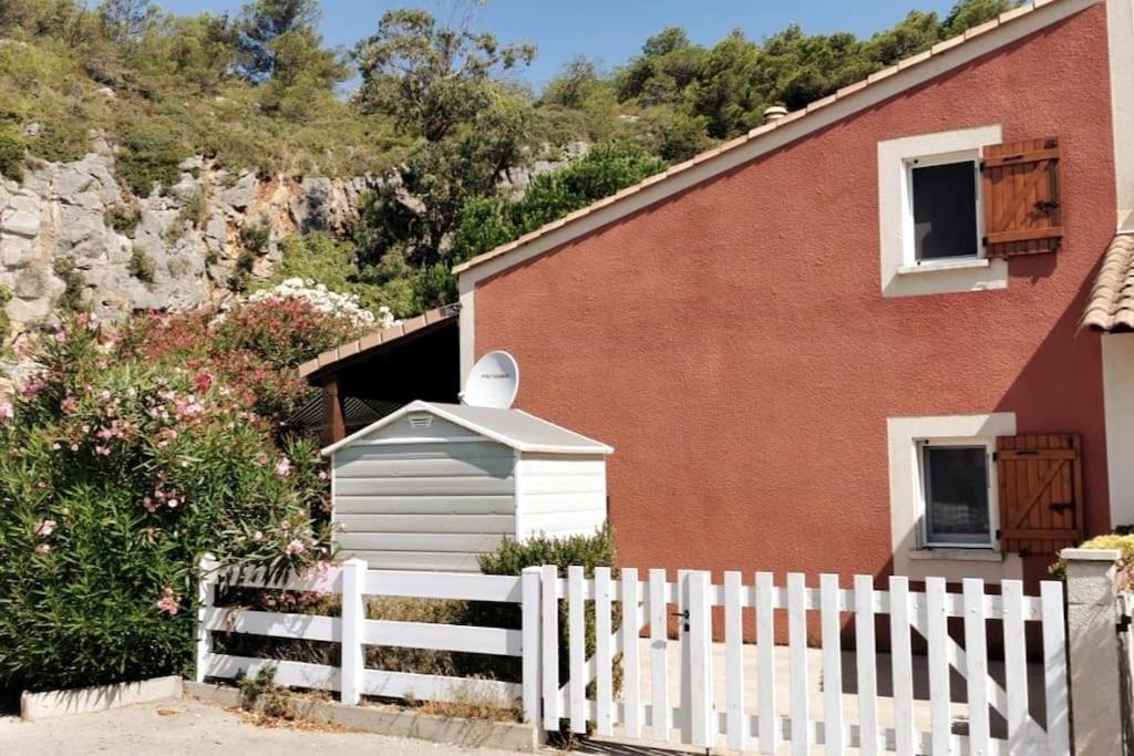 une clôture blanche devant une maison dans l'établissement Maison entière, Terrasse, piscine, Proche plage, à Narbonne-Plage