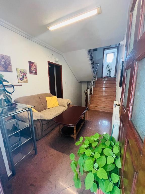 1 dormitorio con 1 cama y escalera con planta en Guest House Velania, en Pristina