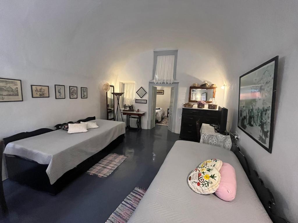 a living room with two beds and a mirror at Emmantina in Mesaria