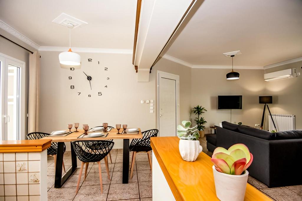 TV a/nebo společenská místnost v ubytování Aristotelis Apartment Lakithra-Alexandra