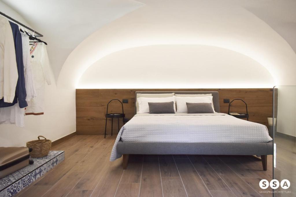 um quarto com uma cama e um tecto branco em Vico37 Apartment em Acireale