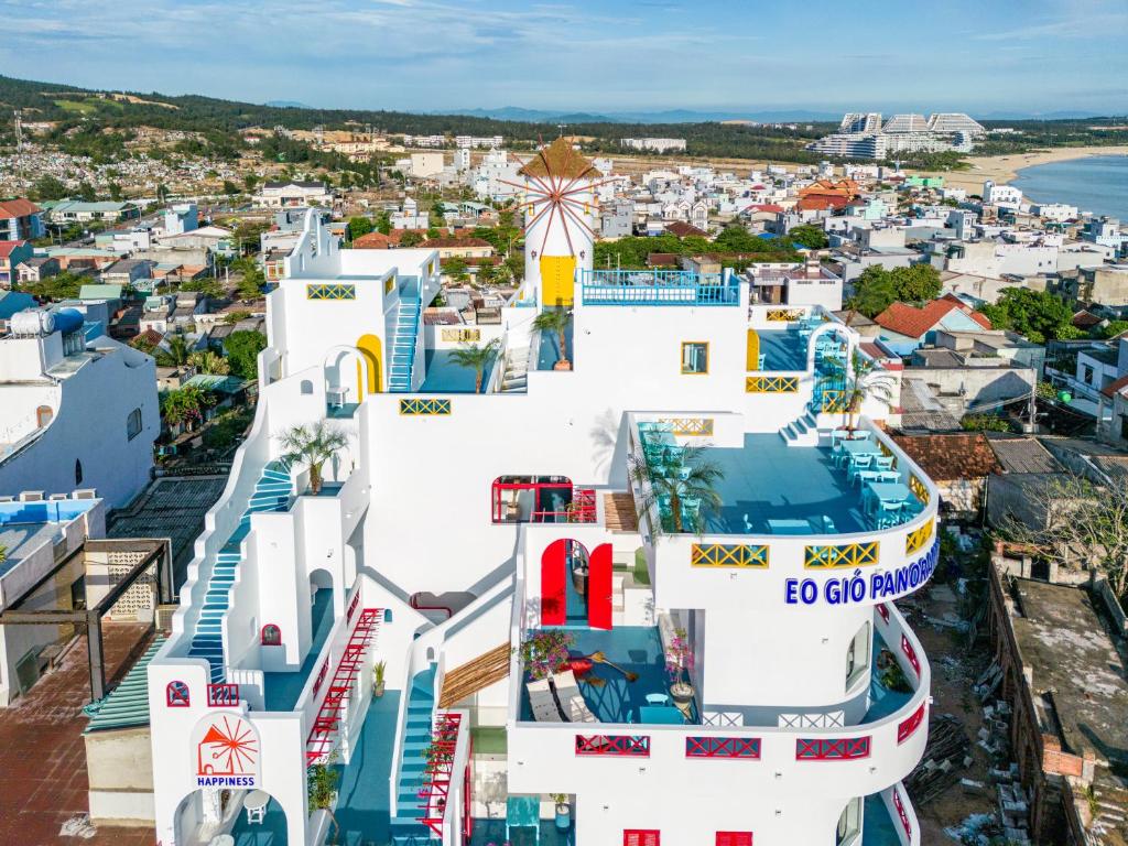 una vista aérea de la ciudad de Mykonos en Happiness Hotel, en Quy Nhon