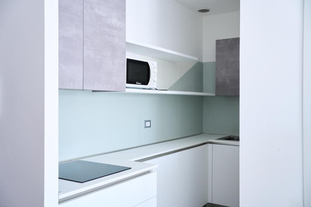 A kitchen or kitchenette at Appartamenti Residence Marcello-Piazza Torino-Lido di Jesolo
