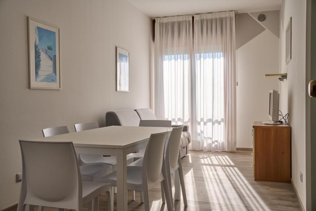A seating area at Appartamenti Residence Marcello-Piazza Torino-Lido di Jesolo