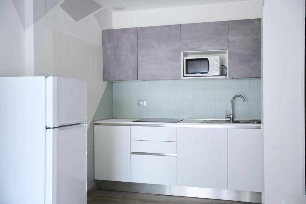 A kitchen or kitchenette at Appartamenti Residence Marcello-Piazza Torino-Lido di Jesolo