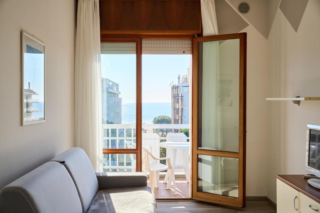 A television and/or entertainment centre at Appartamenti Residence Marcello-Piazza Torino-Lido di Jesolo