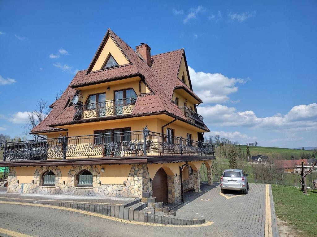 un grande edificio con tetto con grande x di Pokoje Gościnne U Teresy a Leśnica