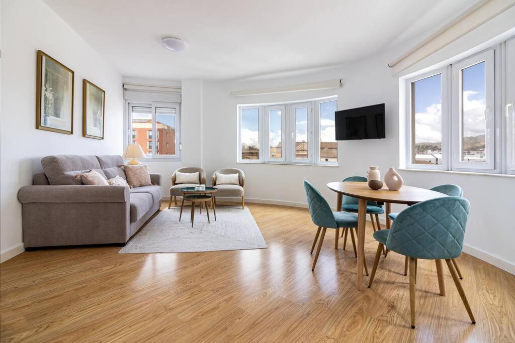 Televízia a/alebo spoločenská miestnosť v ubytovaní Atocha FreshApartments