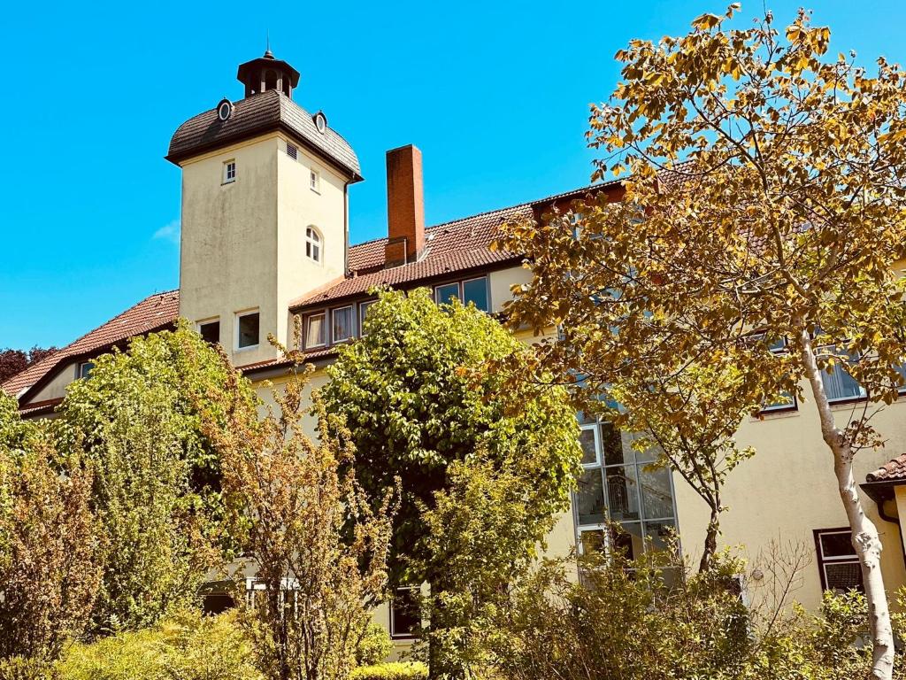 ein Gebäude mit einem Turm darüber in der Unterkunft Zeitlos Hotel Garni in Scharbeutz