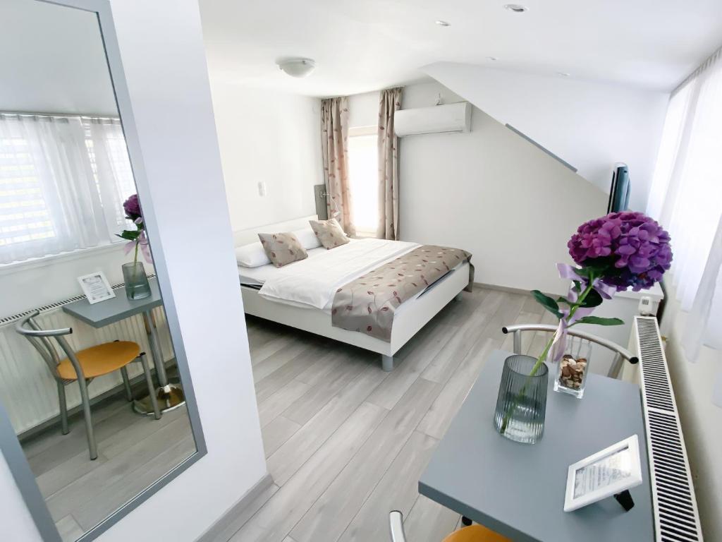 Postel nebo postele na pokoji v ubytování Guest House Mlada lipa
