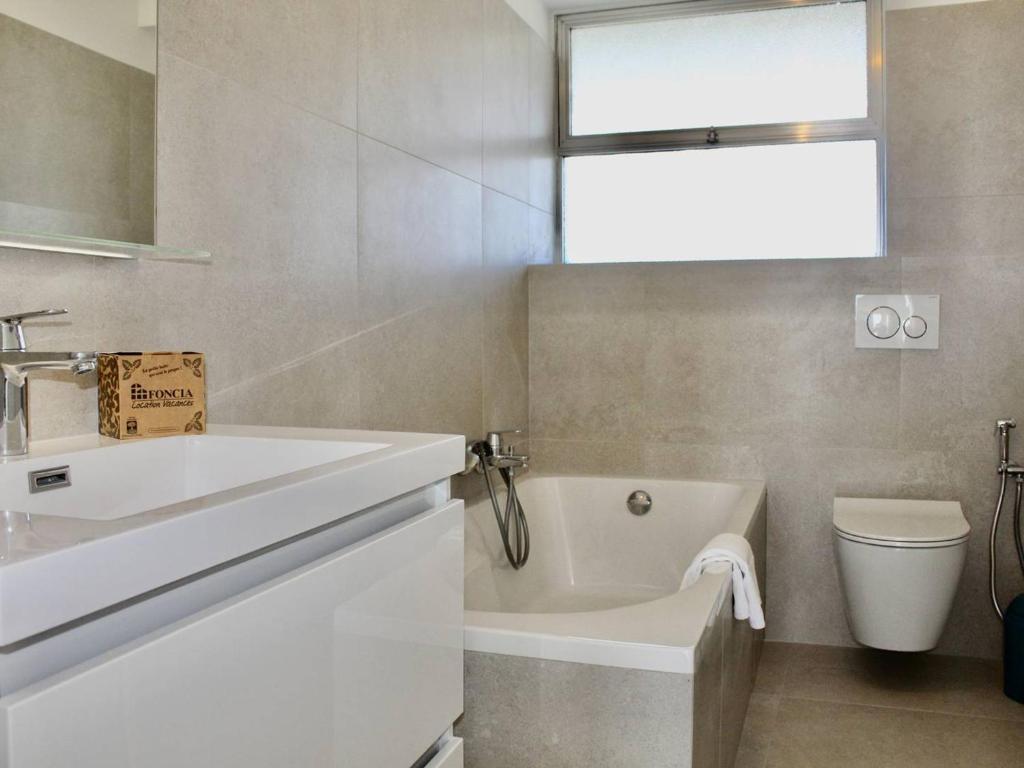 Een badkamer bij Appartement Villeneuve-Loubet, 3 pi&egrave;ces, 6 personnes - FR-1-252A-62