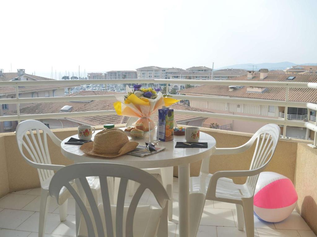 une table et des chaises sur un balcon avec vue dans l'établissement Appart cosy avec mezzanine, terrasse et parking à Fréjus - FR-1-226A-109, à Fréjus