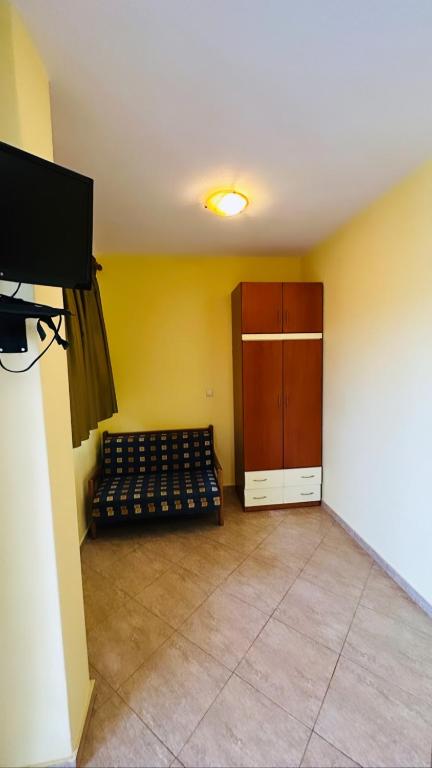 Televízia a/alebo spoločenská miestnosť v ubytovaní Studios Alexandros