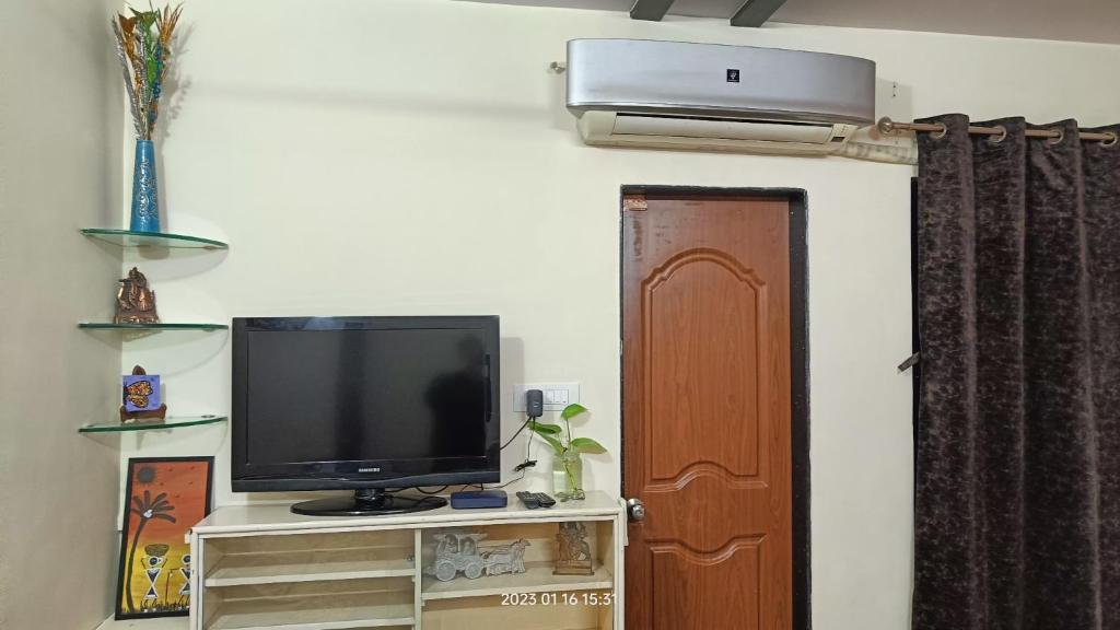 Телевизор и/или развлекательный центр в Gaurang Homestay