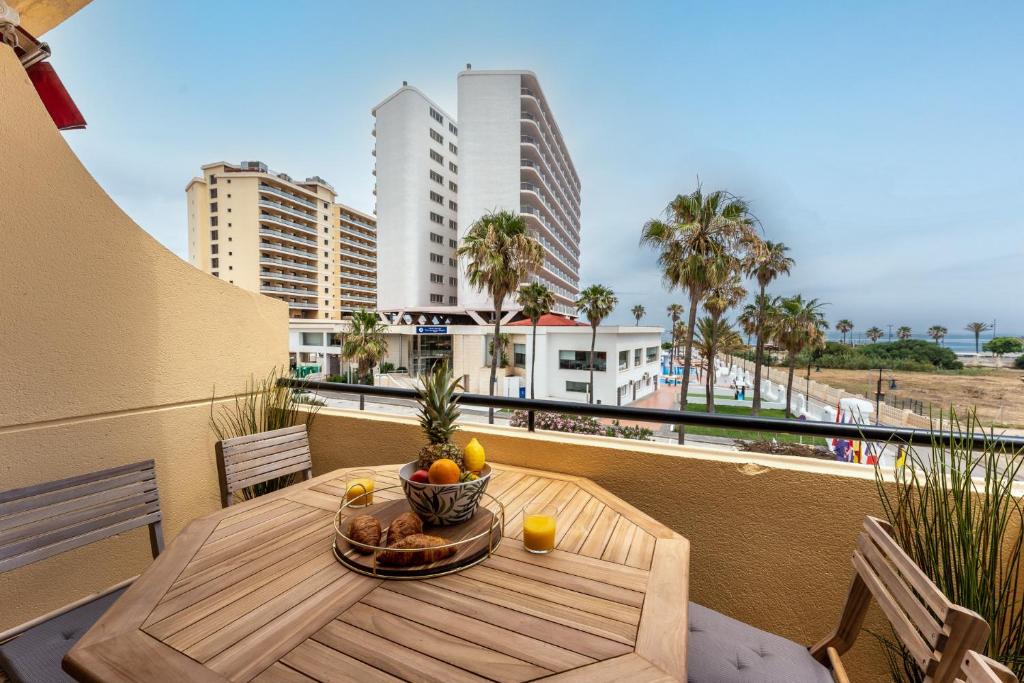 una mesa en un balcón con un bol de fruta en Charming apartment near beach, sea view terrace, en Torremolinos