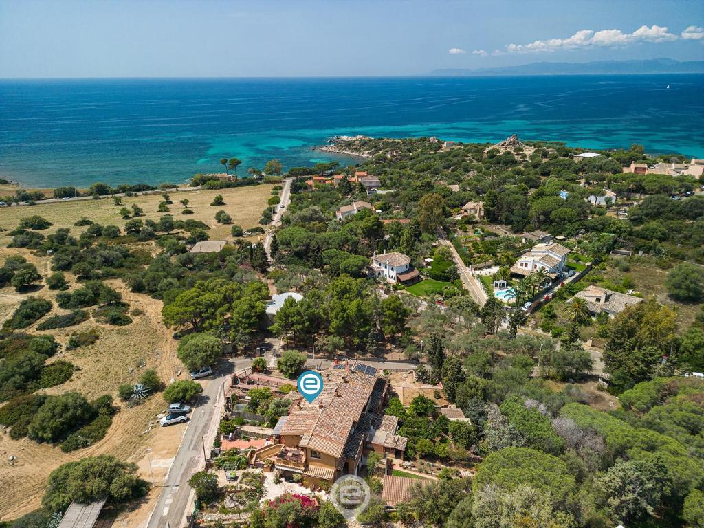 una vista aérea de una casa con el océano en Matilde Graceful House, en Capitana