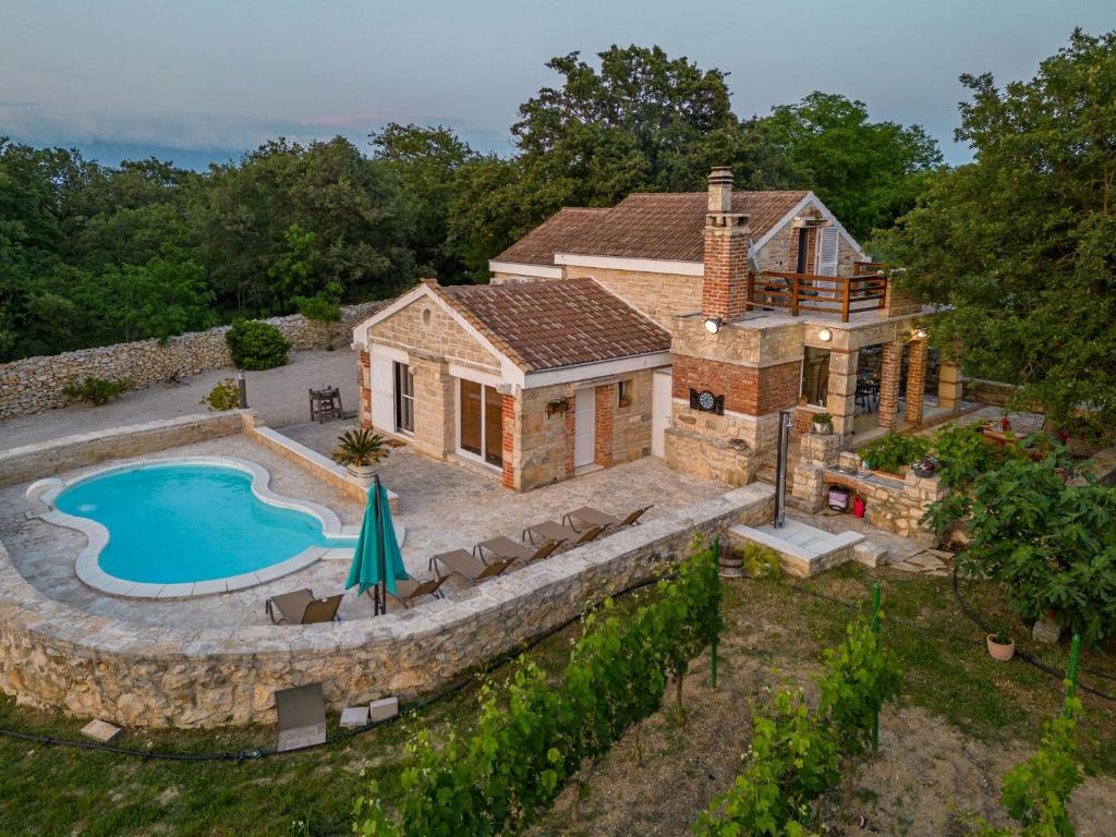 uma vista aérea de uma casa com piscina em Villa surrounded by nature em Dračevac Ninski