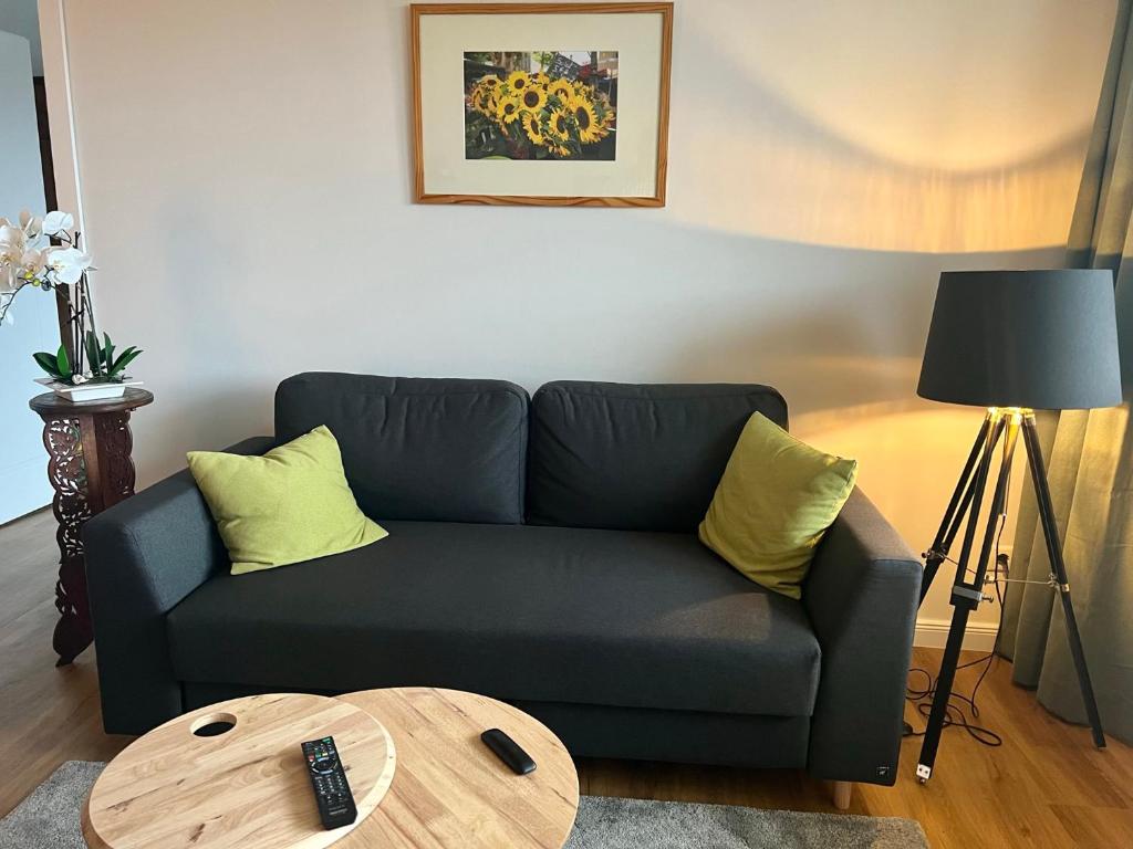 uma sala de estar com um sofá e uma mesa em Ferienwohnung Waldstadt em Potsdam