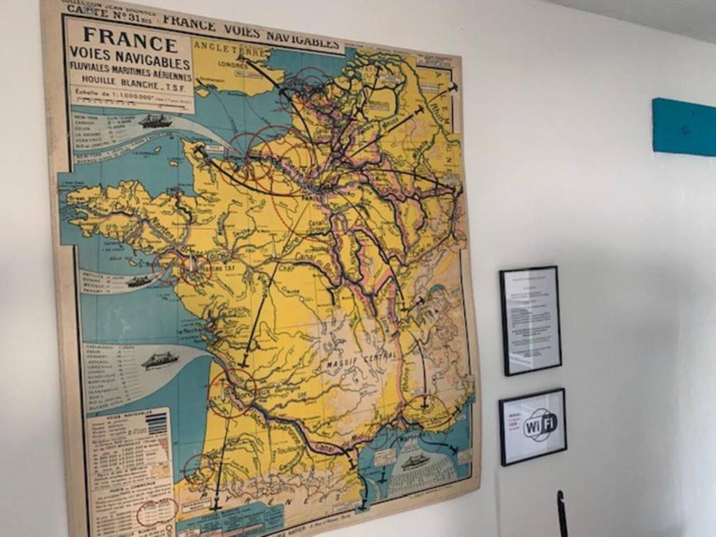 a large map of the united states on a wall at LE DEPOT appartement du port à Champvert in Champvert