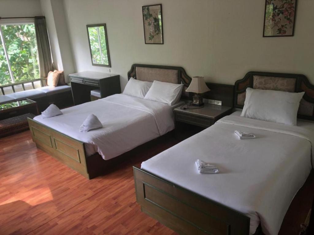 Postel nebo postele na pokoji v ubytování Chaweng Tara Hotel
