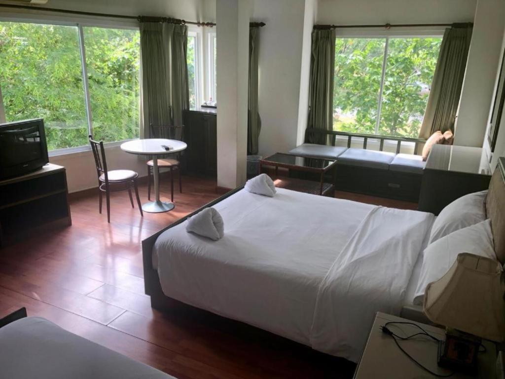 Postel nebo postele na pokoji v ubytování Chaweng Tara Hotel