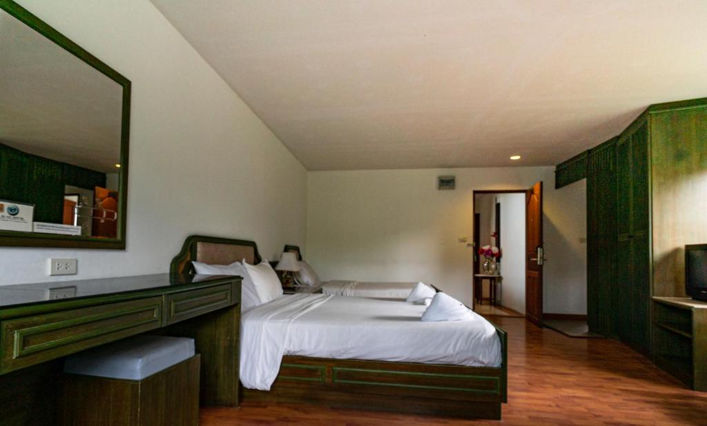 Postel nebo postele na pokoji v ubytování Chaweng Tara Hotel