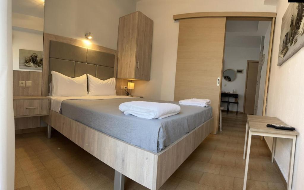1 dormitorio con 1 cama grande en una habitación en Haus Galini, en Sarti