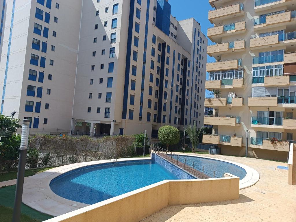 una piscina frente a algunos edificios altos en Fantástico apartamento playa, en Cala de Finestrat