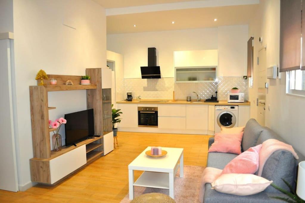 salon z kanapą i stołem w obiekcie Apartamento Gran Torcal w Maladze