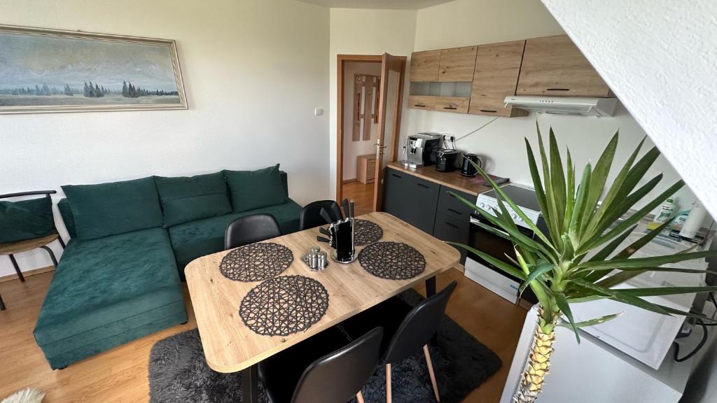 A seating area at 2 room Apartment Nela, with a view of the mountains