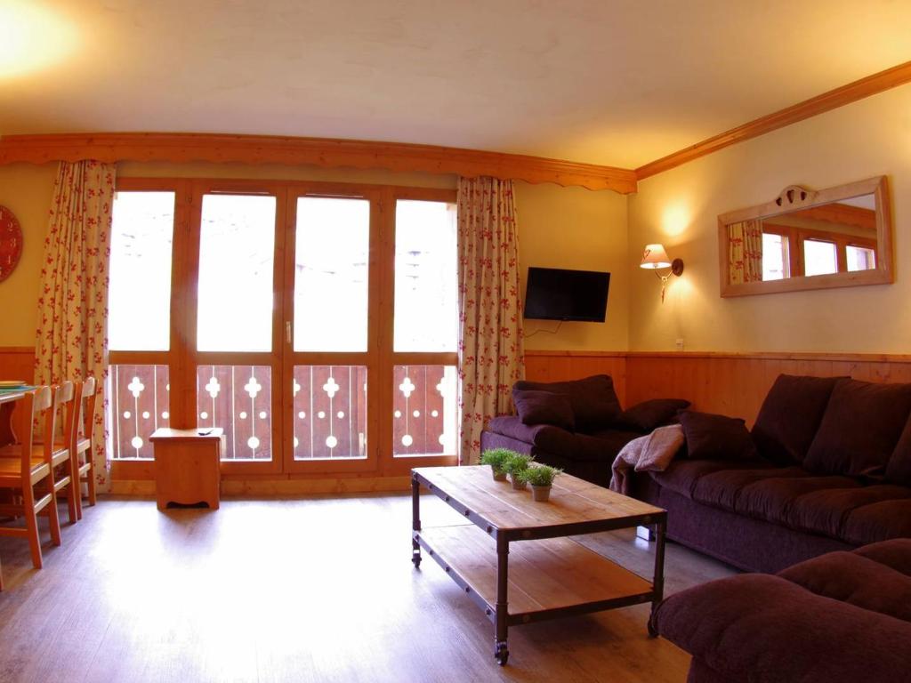 a living room with a couch and a table at Appartement Valmorel, 5 pièces, 11 personnes - FR-1-291-700 in Valmorel