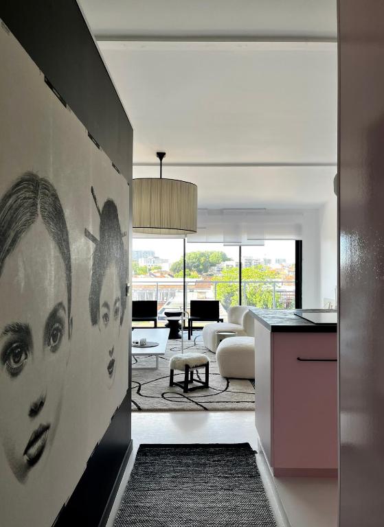 - un salon orné d'une peinture murale représentant une femme dans l'établissement Très bel appartement type loft avec terrasse, quartier Saint-Augustin à Bordeaux, à Bordeaux