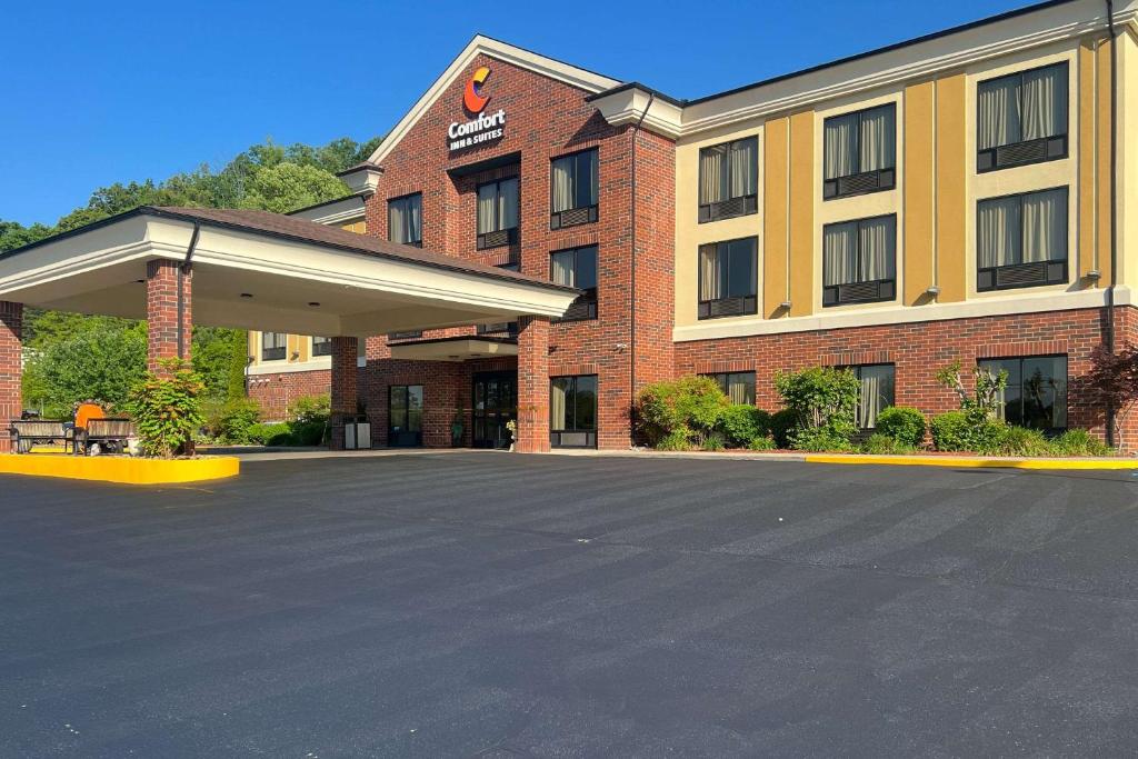 um hotel com um parque de estacionamento em frente em Comfort Inn & Suites em Rogersville