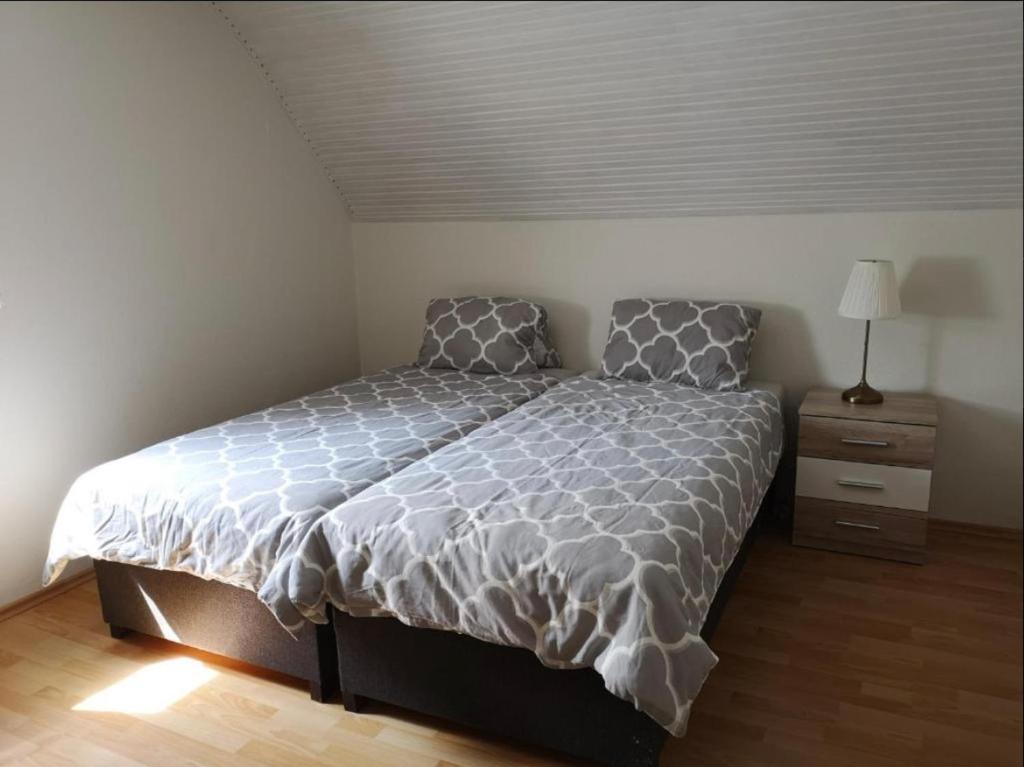 En eller flere senge i et værelse på Quiet room in Budapest near airport with free parking