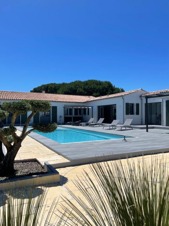 une villa avec une piscine et un complexe dans l'établissement Le 36 Maison d'hôtes Piscine & Spa, à La Flotte